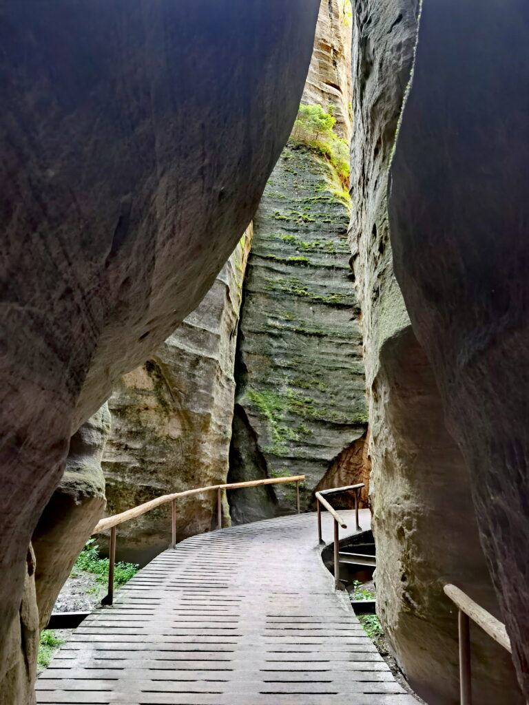 So kannst du die Felsschluchten der Adersbacher Felsenstadt entdecken