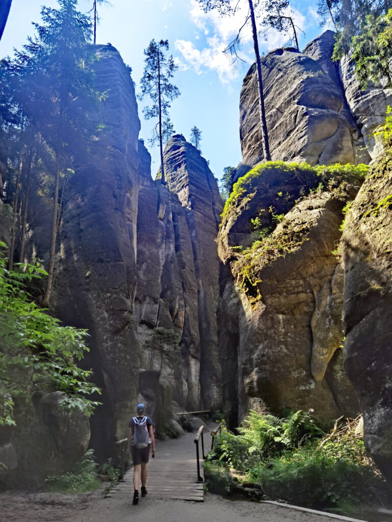 Beschilderte Wanderwege führen durch das Felsenlabyrinth der Adersbacher Felsenstadt