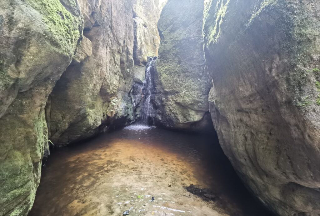 Durch die Adersbacher Felsenstadt fließt der Adersbacher Bach, im Sommer hat er nicht viel Wasser