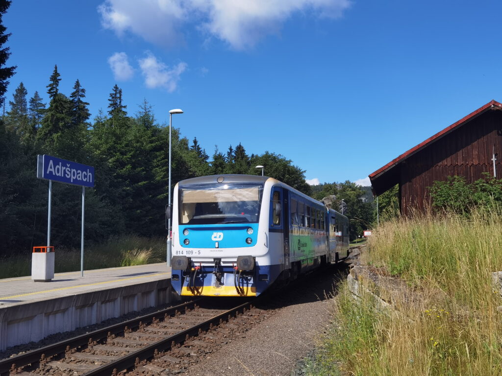 Adersbacher Felsenstadt mit dem Zug - die Haltestelle ist direkt am Eingang der Felsenstadt