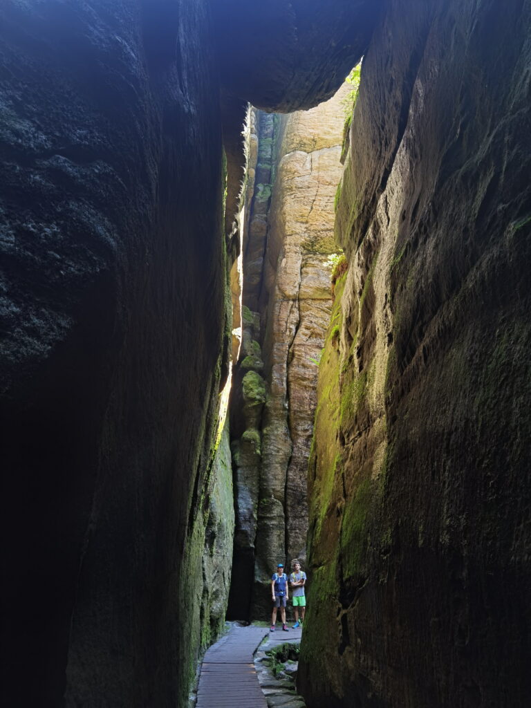 Adersbacher Felsenstadt wandern - gigantische Felswände erwarten dich hier!