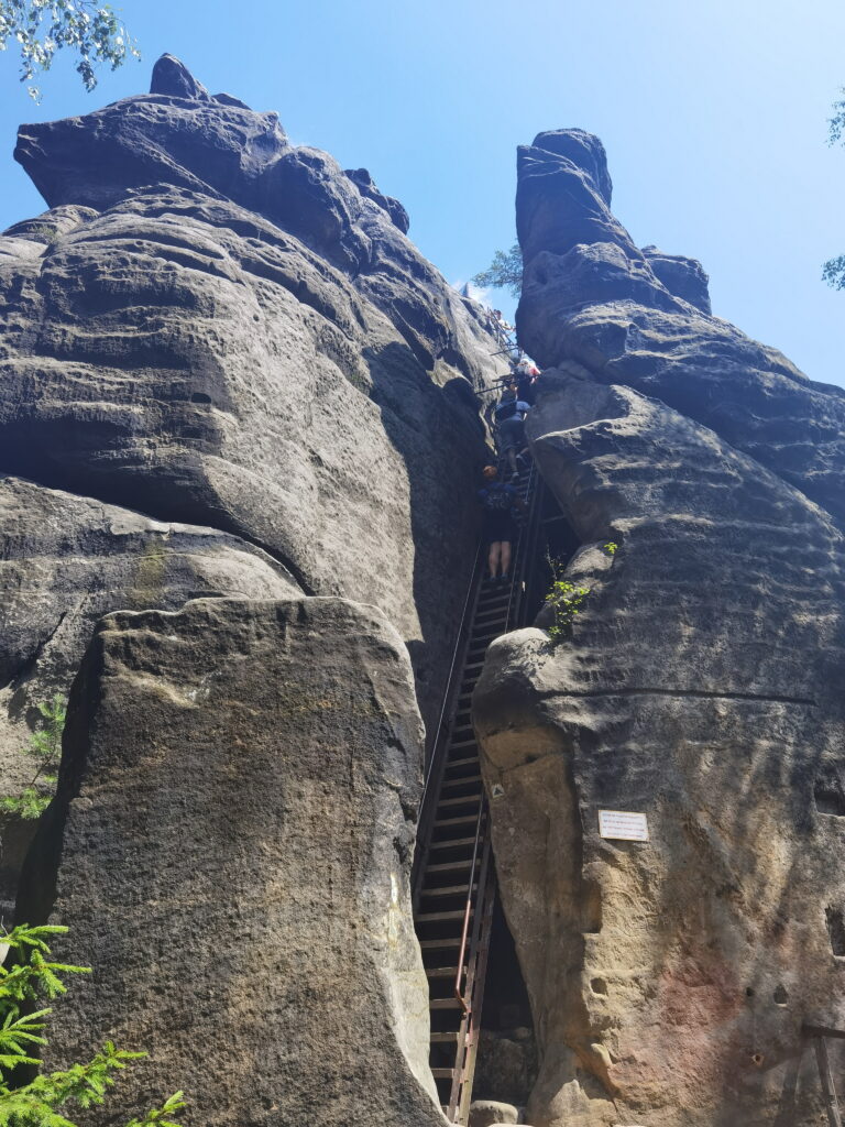 Aufstieg zur Felsenburg Stremen - 300 steile Stufen auf Treppen und Leitern führen nach oben