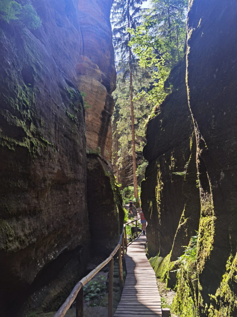 Die Adersbacher Weckelsdorfer Felsenstadt ist ein Felsenlabyrinth mit Schluchten, mystischen Felsnadeln und zwei Seen