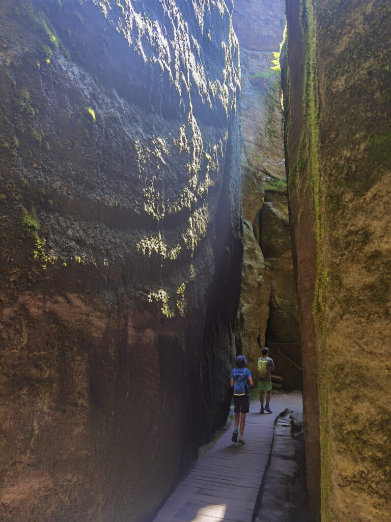 So beeindruckend ist Teplické skály: Die beschilderte Wanderung führt mitten durch diese Felsschluchten