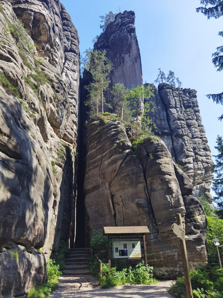 Diese Treppen führen in den Dom der Weckelsdorfer Felsenstadt