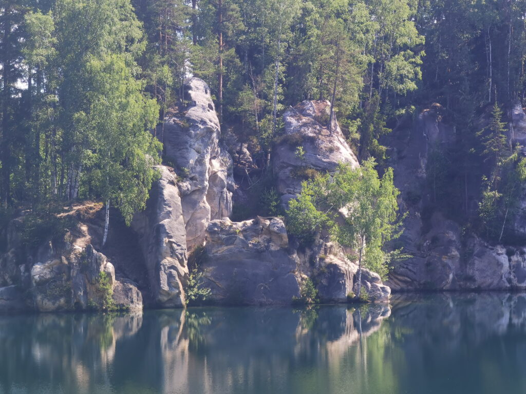 Am Ufer ragen teils richtig steile Felsen aus dem Wasser