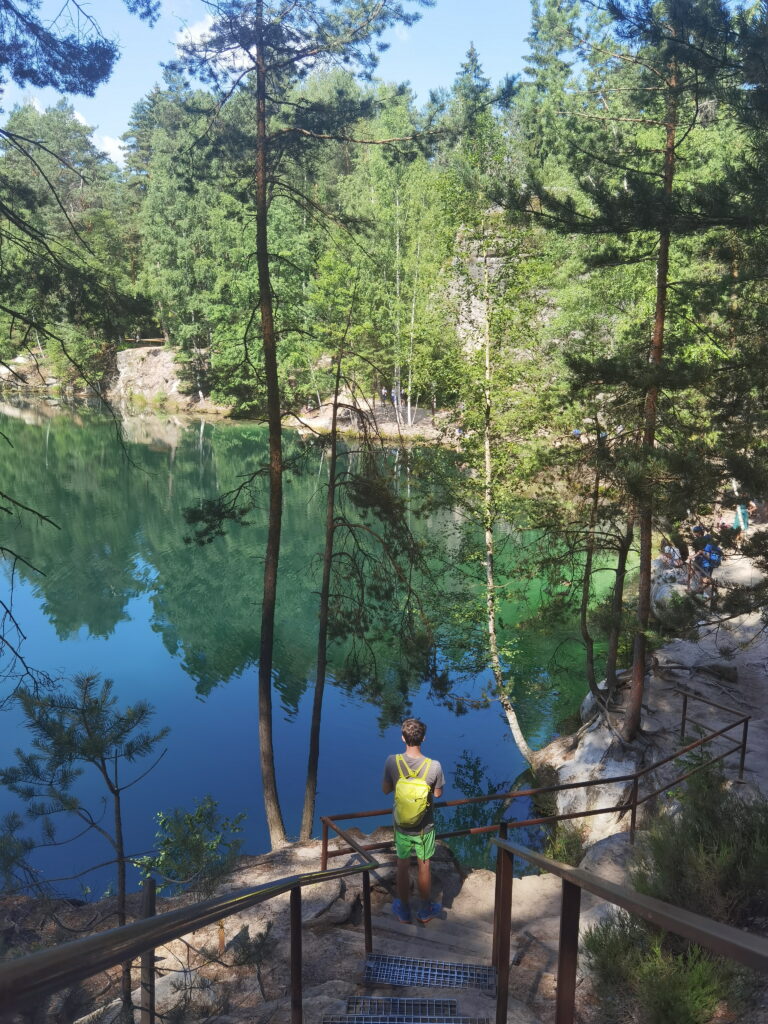 Der Adersbacher Felsenstadt See Rundweg führt teilweise über Treppen & Stufen