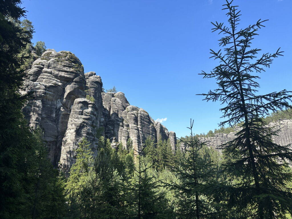 Die Weckelsdorfer Felsen reihen sich aneinander auf